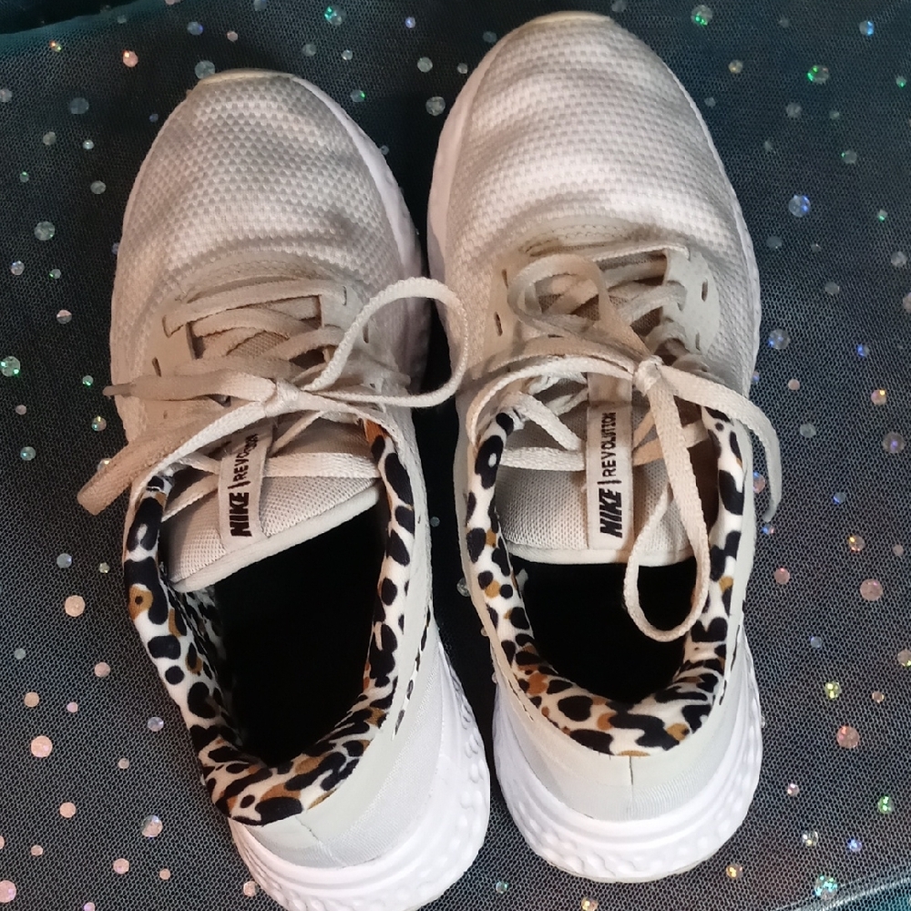 Nike Women’s White Running Shoes with Leopard Print Trim - Picture 5 of 9